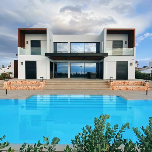 photo-1602343168117-bb8ffe3e2e9f